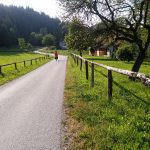 kerékpártúra szlovéniában - a képen a Dravogradi panorámaúton siklik a csomagos túrakerékpáros