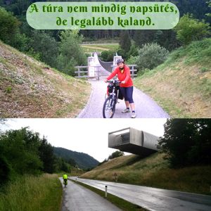 Egy esős napon, fáradt, megpakolt túrakerékpáros teker az Alpokban
