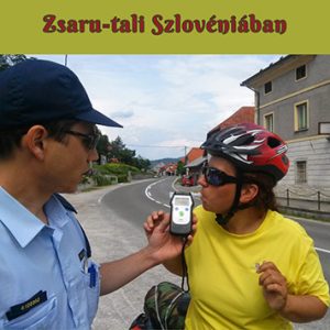 A képen a túrakerékpáros a szondát fújja a rendőr kezében