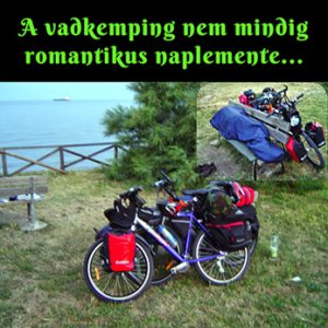 a fotón megpakolt kerékpárok egy padnak döntve a tenger partján, a padon a túrakerékpáros alszik hálózsákban